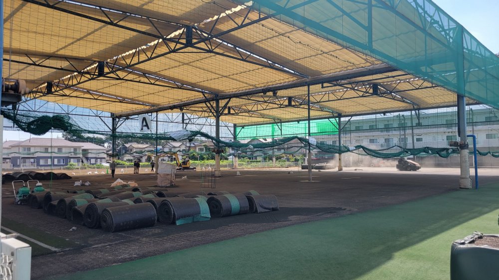 人工芝張替え工事が始まりました